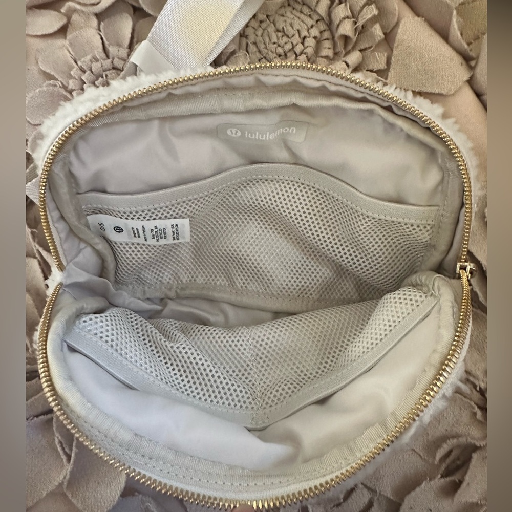 Lululemon Everywhere Fleece Belt Bag 1L White Opal/Gold Brand New - Picture 8 of 12